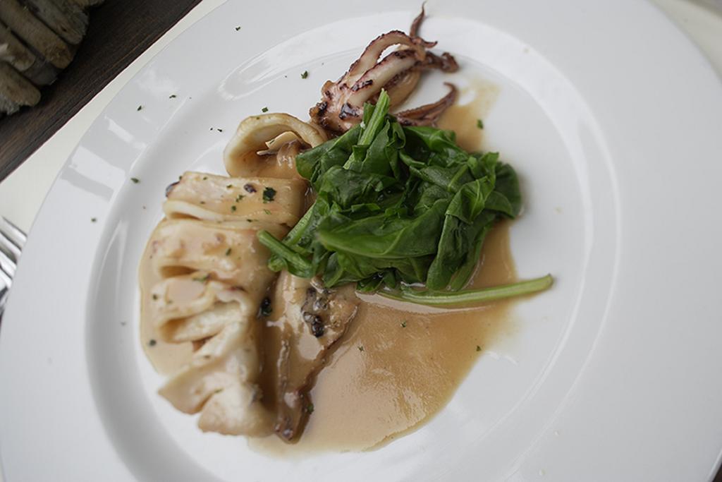 Residenza Sant'Anna Del Volterraio Hotel Portoferraio Eksteriør billede A plate of grilled cuttlefish with rocket