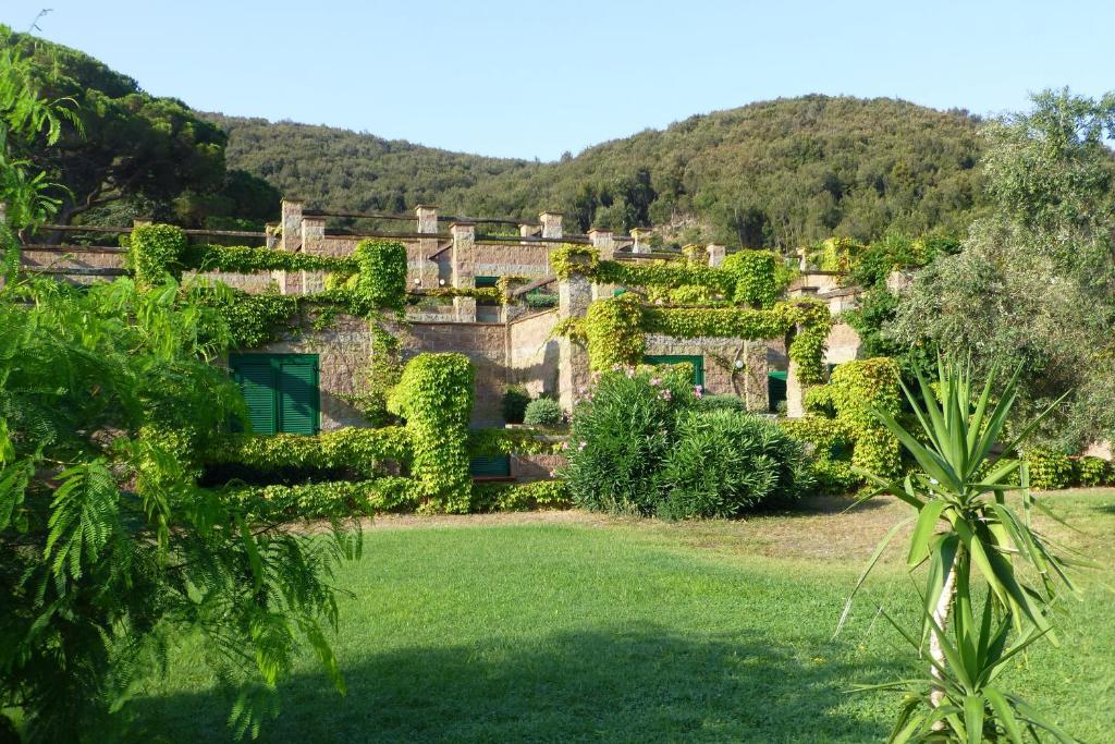 Residenza Sant'Anna Del Volterraio Hotel Portoferraio Værelse billede A general view of the village of La Bastide-sur-Rance
