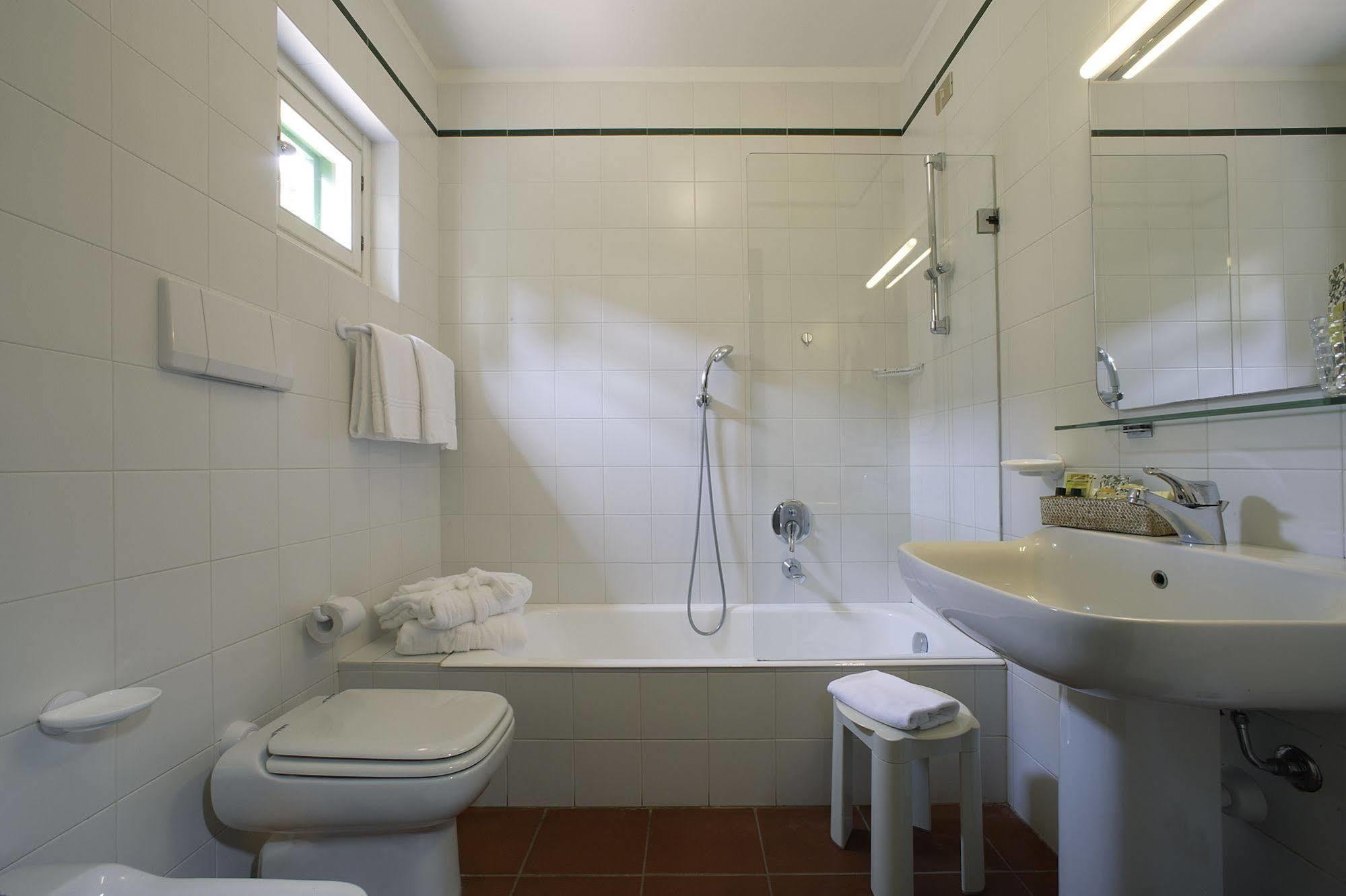 Residenza Sant'Anna Del Volterraio Hotel Portoferraio Eksteriør billede Bathroom with shower and bathtub